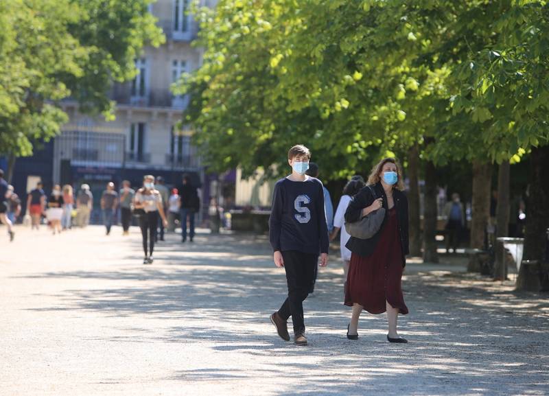 Жизнь "после": как Париж приходит в себя после удара пандемии