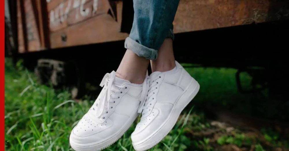 В сети раскрыли простой способ очищения белой обуви