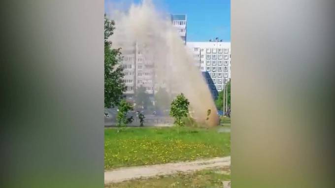 На Стародеревенской улице забил фонтан с горячей водой