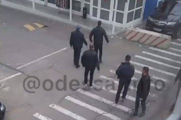 На рынке в Одессе неизвестные устроили стрельбу в магазине, двое ранены