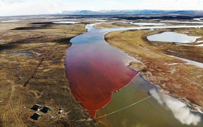 Разлив дизеля окрасил реку Норильска в кроваво-красный цвет (видео)