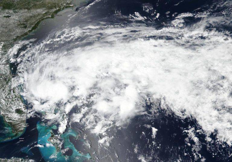 Сезон ураганов в разгар пандемии: эксперты назвали грозящее бедствие кошмарным сценарием