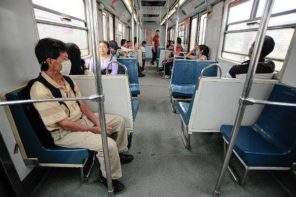 Пассажиров метро Мехико попросили ради борьбы с COVID-19 помалкивать