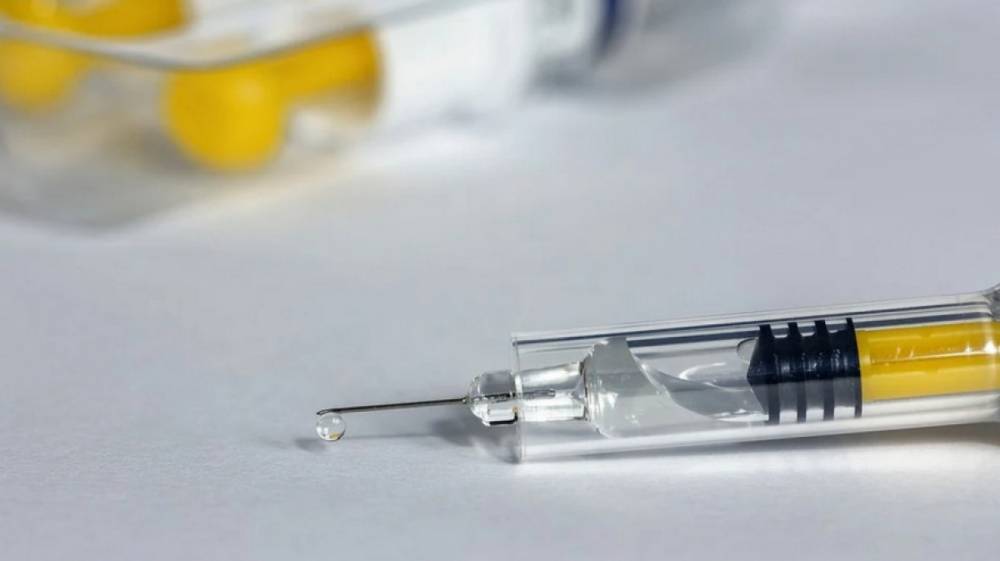 Массовую вакцинацию россиян от коронавируса запланировали начать осенью