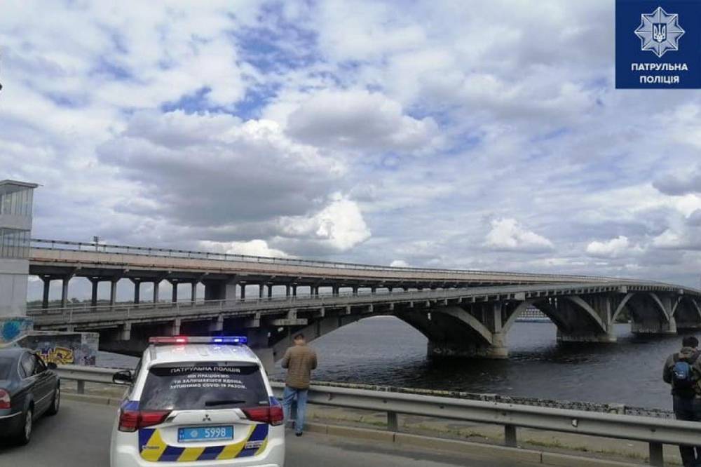 Прокуратура сообщила о подозрении киевском "минеру", который угрожал взорвать мост Метро