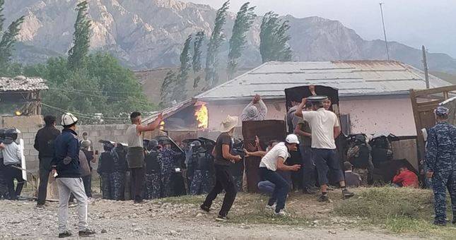 На узбекско-кыргызской границе произошел конфликт между жителями