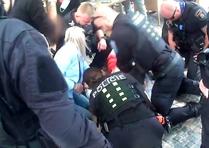 Полицейские в центре Праги спасли жизнь прохожему: видео