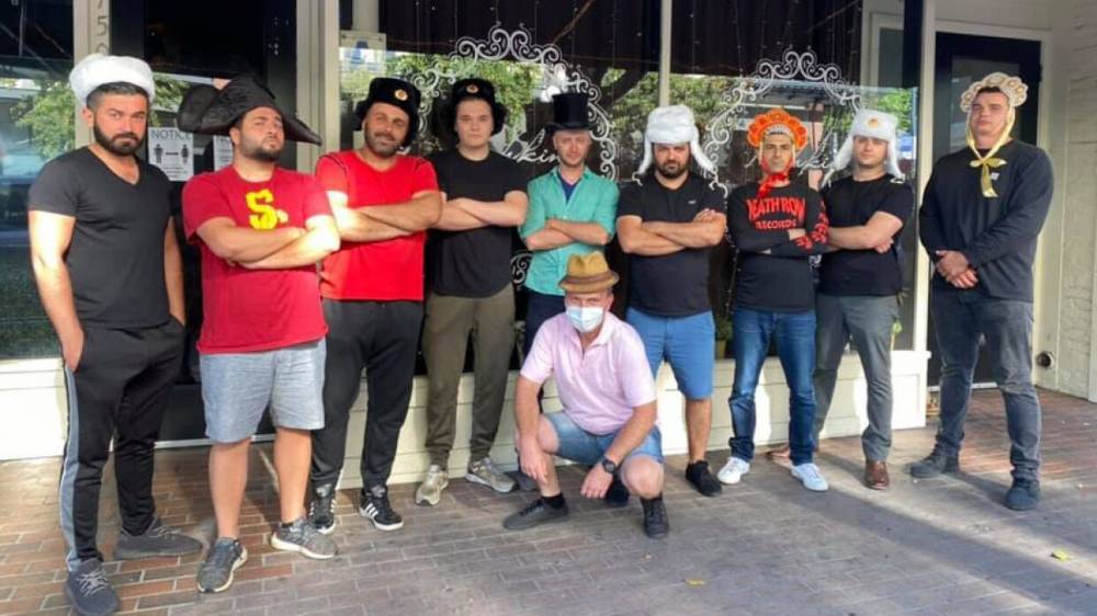 Выходцы из РФ в шапках-ушанках защитили ресторан в Сан-Диего от толпы протестующих