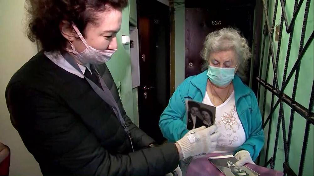 Волонтеры доставили московским ветеранам маски и перчатки