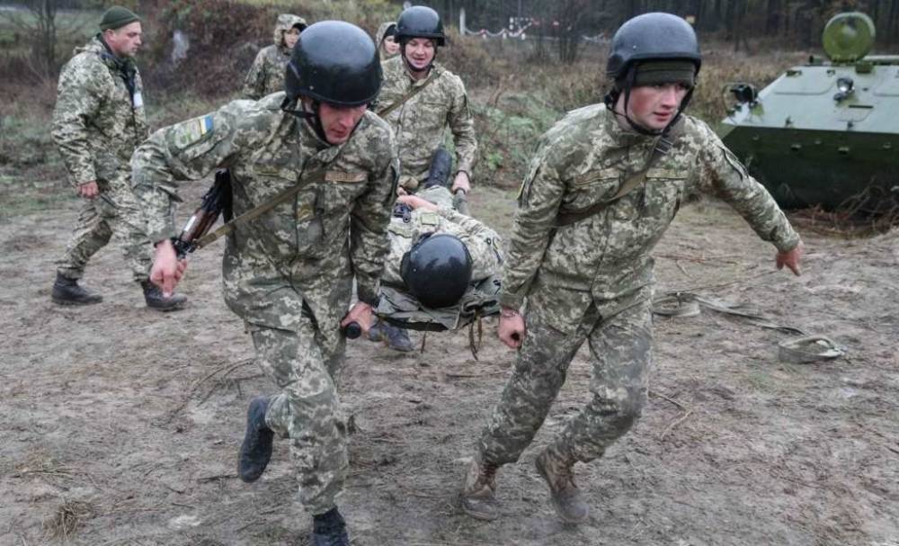 Киевский боевик пострадал во время установки окопных зарядов