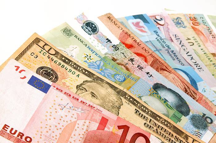 Украинцы шестой месяц подряд продают валюты больше, чем покупают