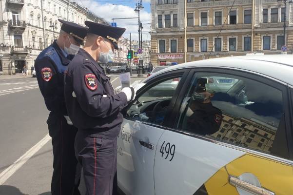 В центре Петербурга ловили нелегальных таксистов