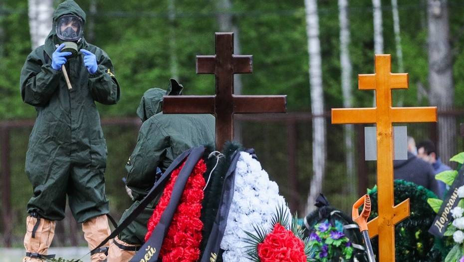 Перед Святой Троицей петербуржцам напомнили о правилах посещения кладбищ
