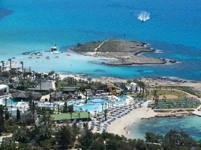 Власти Кипра рассказали, каких туристов пустят на курорты