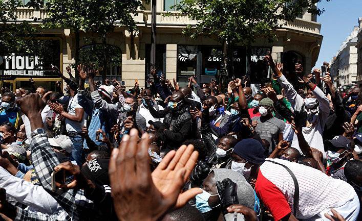 Causeur (Франция): демонстрация мигрантов — провокация, которая говорит о многом