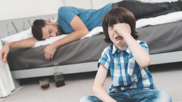 Врач-нарколог назвал плюсы и минусы принудительного лечения родителей-алкоголиков