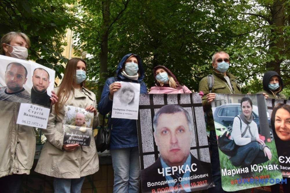 Родственники удерживаемых в ОРДЛО пришли с митингом под посольство Франции в Украине: Чего требовали