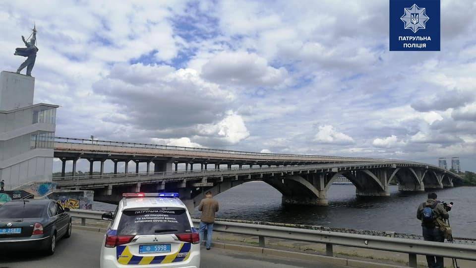 «Минеру» киевского моста Метро сообщили о подозрении