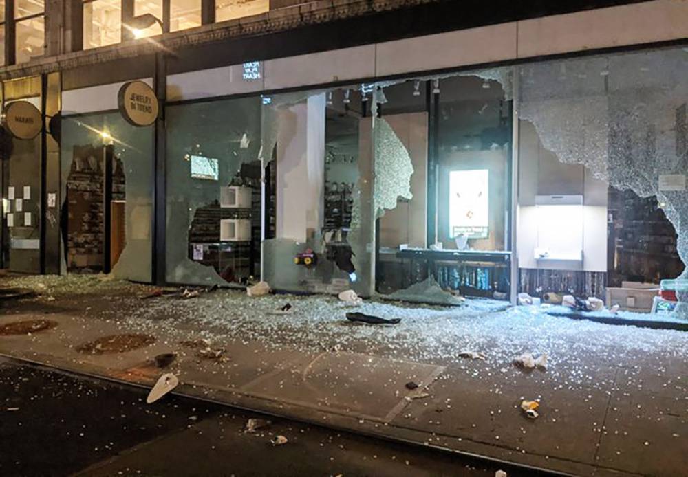 Массовые протесты в США: на Манхэттене разграбили ряд магазинов – видео