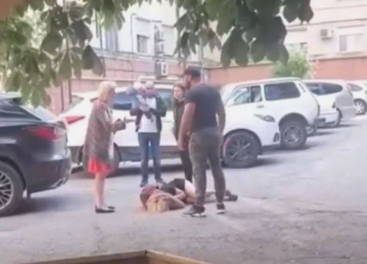 Зверское избиение женщины на глазах у детей в Новороссийске попало на видео