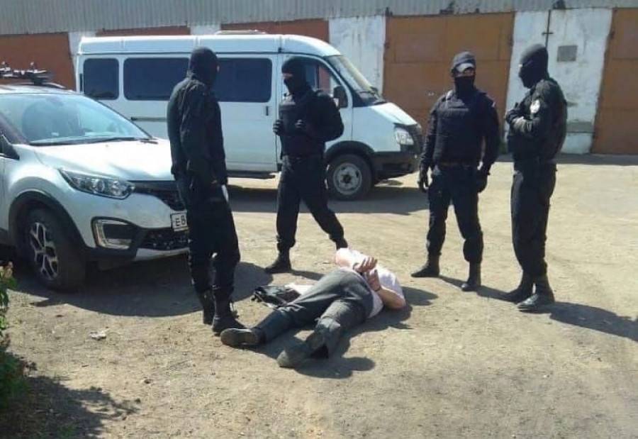 Появилось фото жесткого задержания мэра города на Алтае