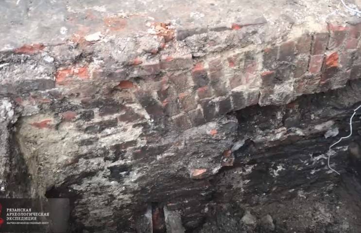 На улице Почтовой раскопали старинную кирпичную стену
