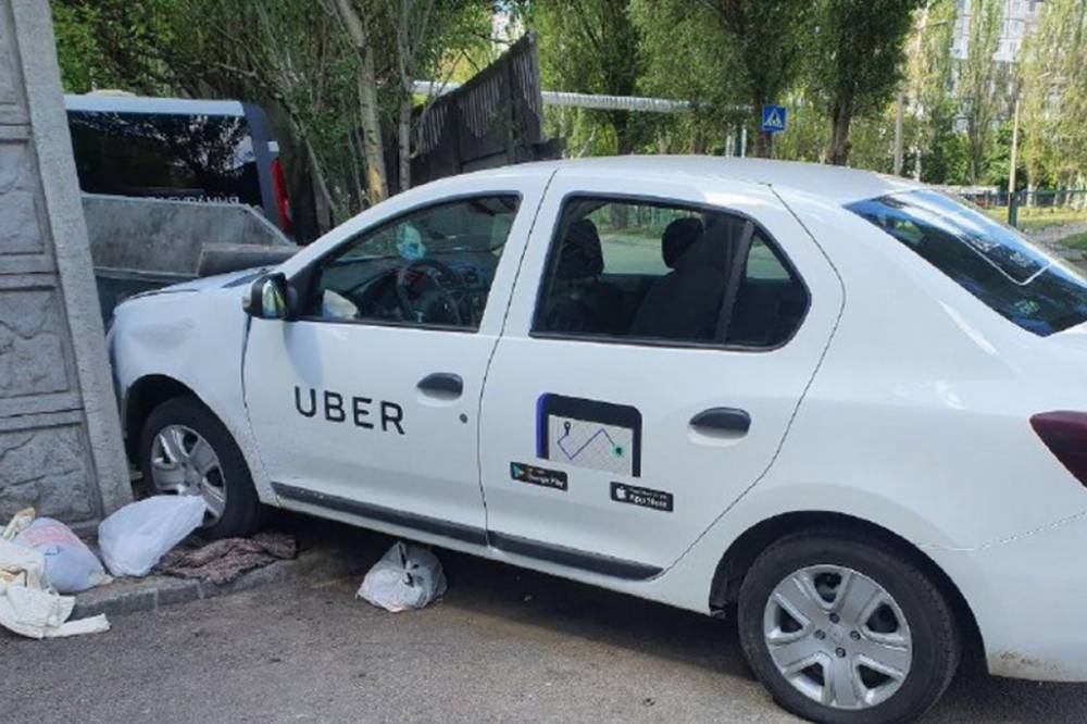 В Днепре такси с беременной пассажиркой протаранило забор и мусорные баки