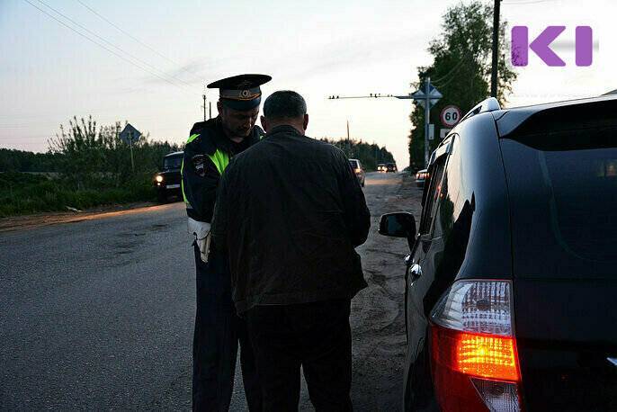 В Сыктывкаре нетрезвый водитель разбил стекло машины ГИБДД