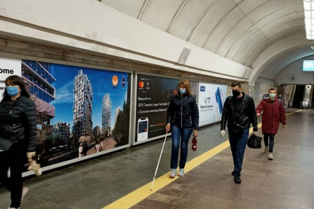 На двух станциях Киевского метро установили тактильные полосы для маломобильных людей