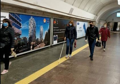 В Киеве на двух станциях метро установили тактильные полосы для маломобильных пассажиров