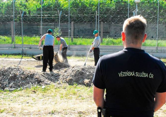 Работающим заключенным в Чехии повысят зарплату