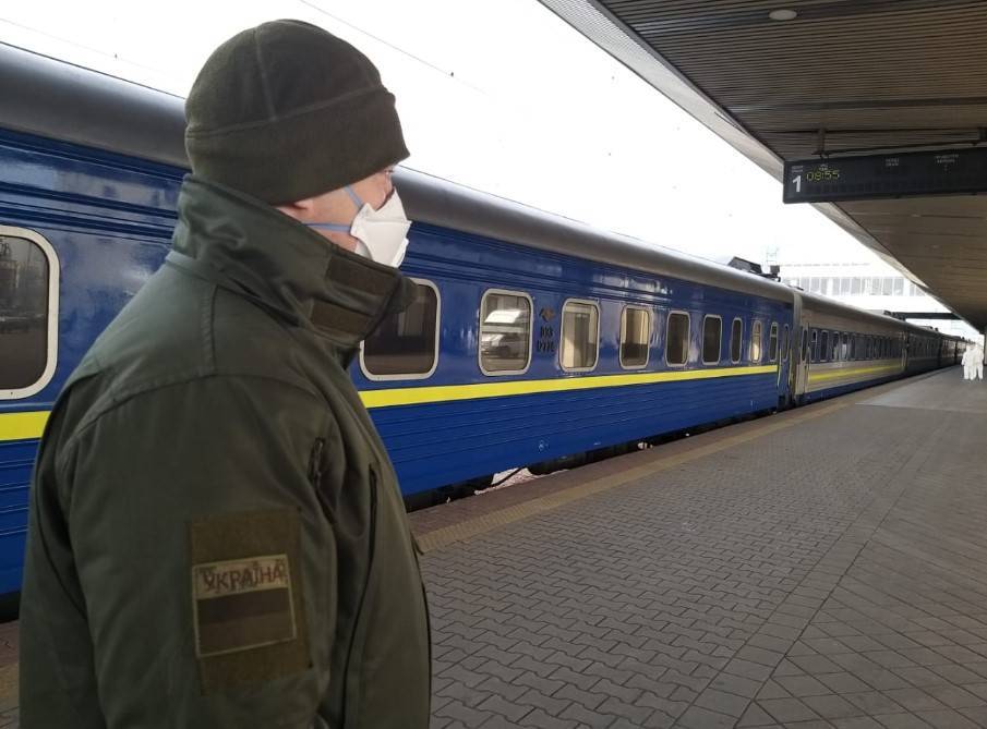 Укрзализныця в первый день после карантина перевезла поездами почти 6 тысяч пассажиров