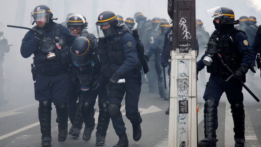 Полиция использовала слезоточивый газ на акции протеста в Париже