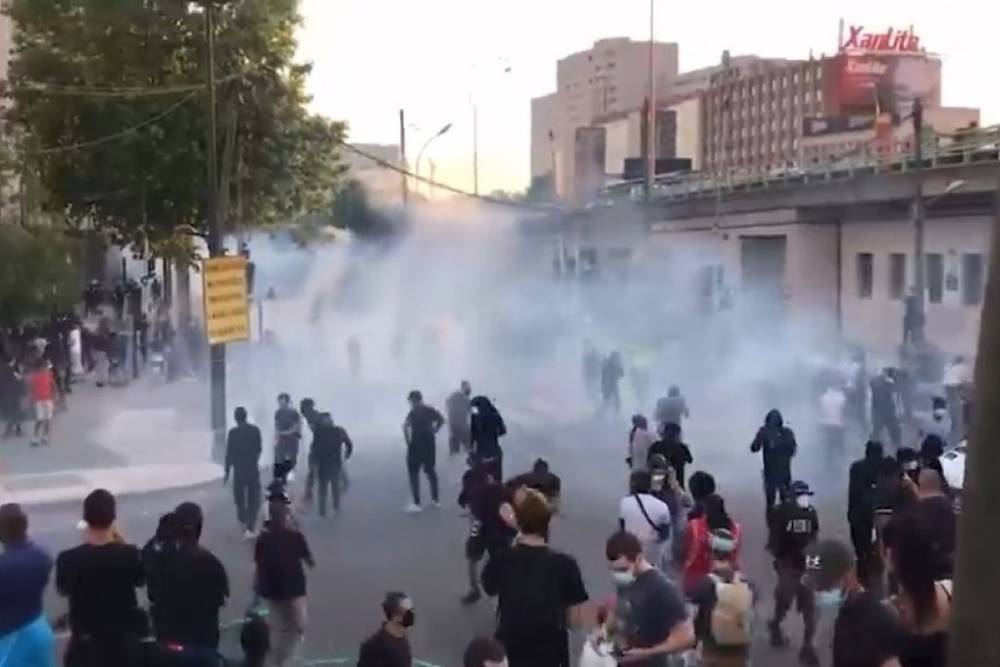 В Париже акция против насилия переросла в столкновения с полицией