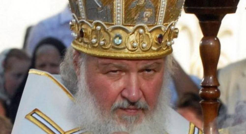 Российский поп забаррикадировался в храме, а теперь требует от патриарха Кирилла покинуть РПЦ