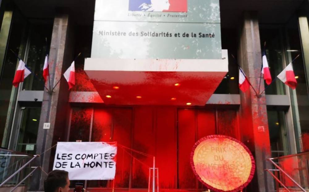 Во Франции протестующие залили Минздрав красной краской и вручили "Медаль презрения"