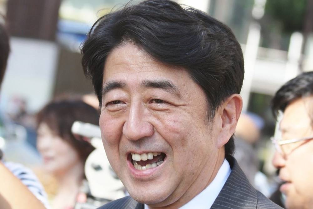 Премьер Японии заявил, что хочет провести референдум по поправкам в конституцию