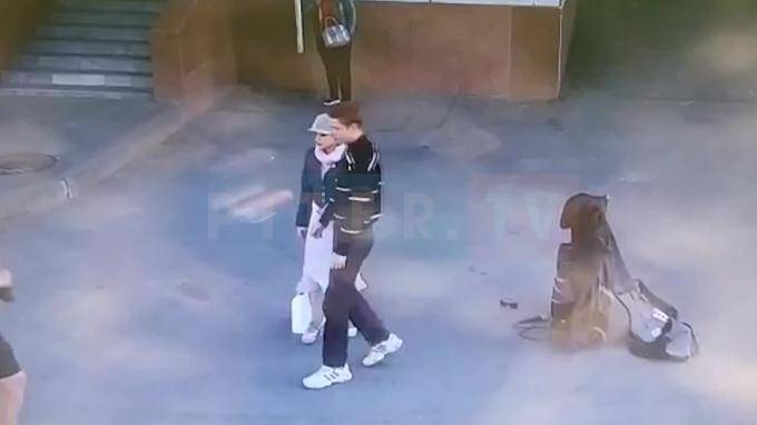 Опубликовано видео нападения на беременную женщину у метро "Рыбацкое"
