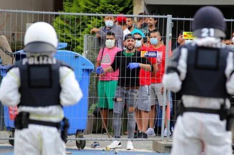 В Германии жители дома, закрытого на карантин, атаковали полицию