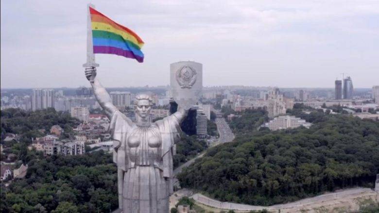 «Родину-мать» в Киеве украсили ЛГБТ-флагом: видео