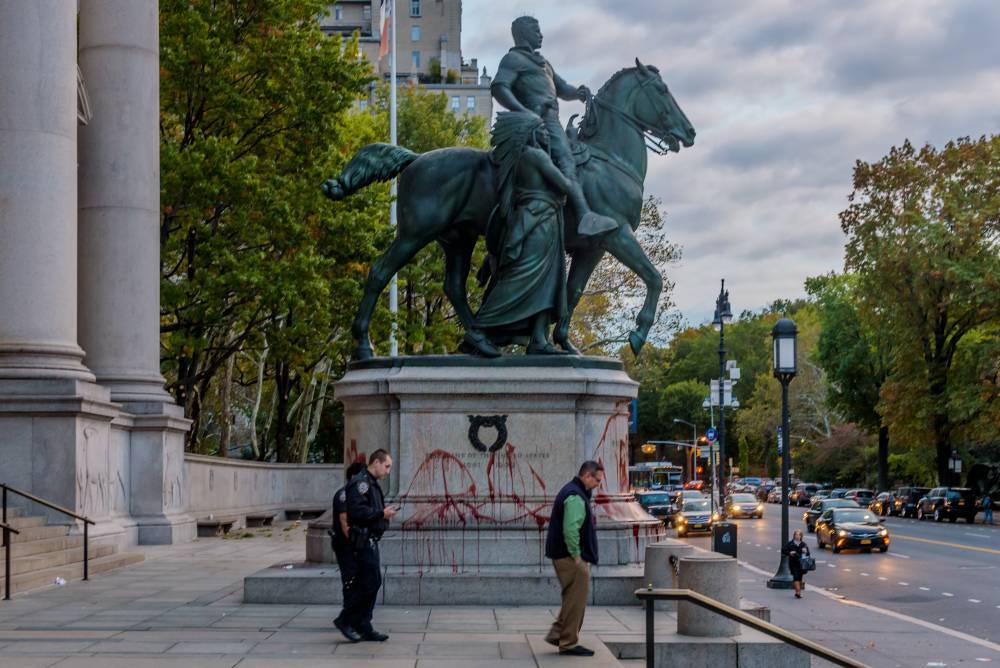 «Мощный символ расизма»: в Нью-Йорке снесут памятник Теодору Рузвельту