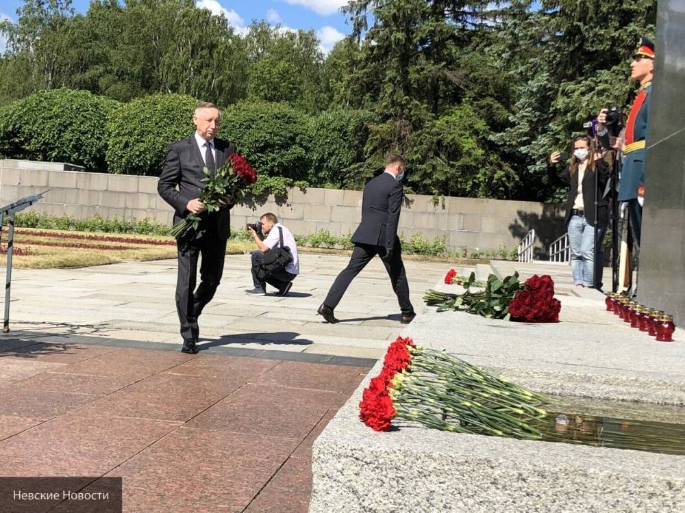 Беглов возложил цветы к мемориалу на Пискаревском кладбище в День памяти и скорби