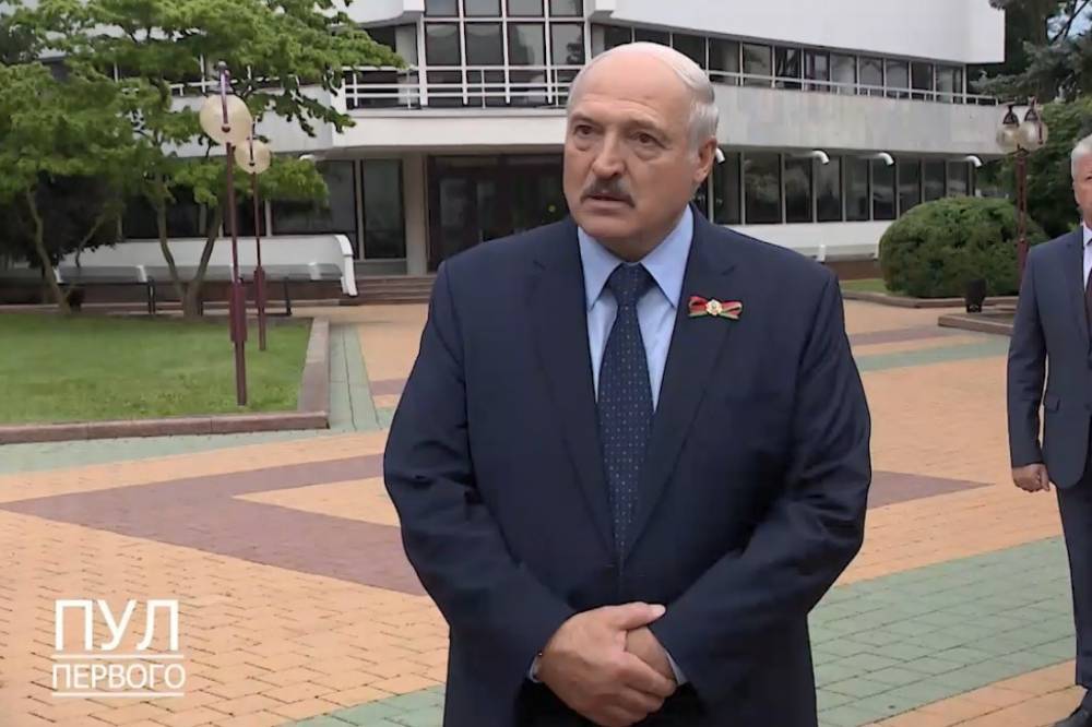 Лукашенко заявил, что только он может решить проблемы оппозиции и запретил себя оскорблять