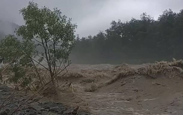 На видео сняли мощный поток на реке Черемош