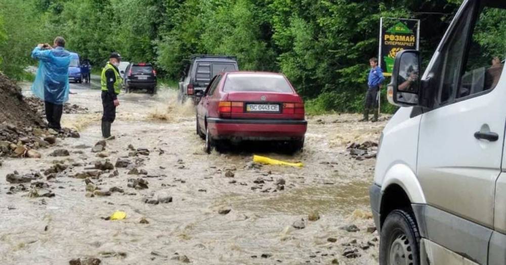 В Ивано-Франковской области из-за разлива рек ограничили движение на двух дорогах государственного значения