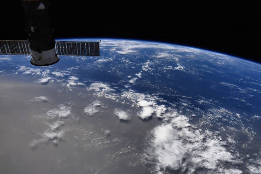 Пылевой "монстр" из Сахары пересек Атлантический океан и виден с высоты МКС
