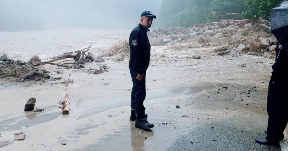 Наводнение на Прикарпатье: из-за проливных дождей подъем воды в Днестре может достигнуть трех метров