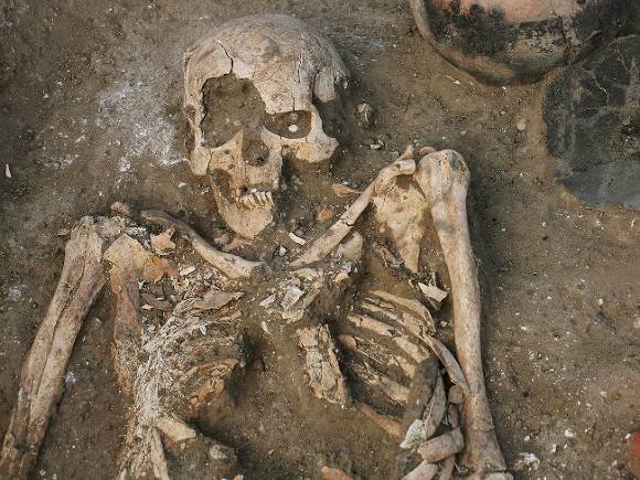 В Саратове у жилого дома рабочие откопали человеческие кости