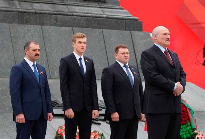 Лукашенко со своими детьми направился на парад в Москву