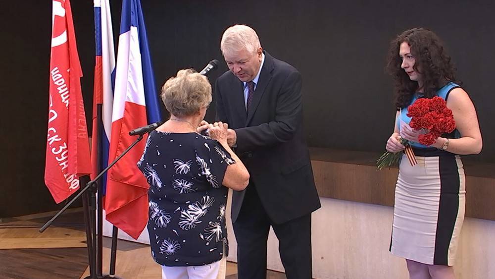 Живущим во Франции блокадницам вручили медали к 75-летию Победы